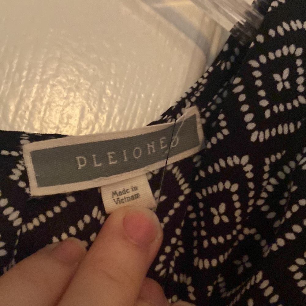 Black blouse with unique details - Picture 2 of 7